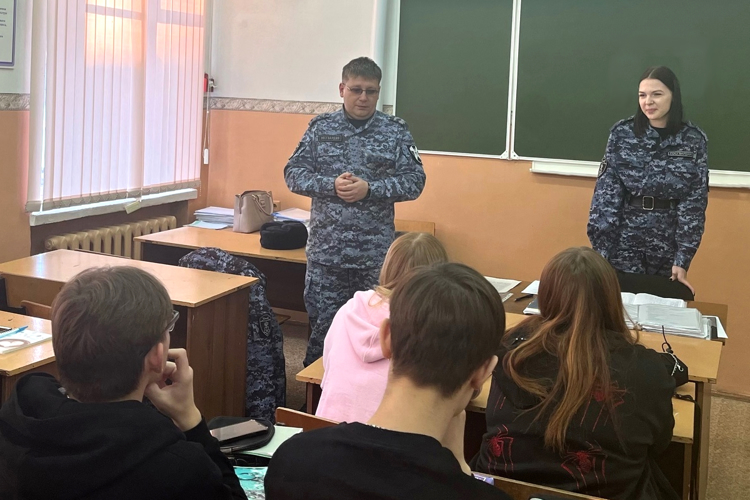 Представители Росгвардии рассказали зауральской молодежи о главном законе страны