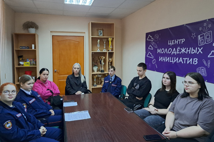 Представители Росгвардии рассказали зауральской молодежи о главном законе страны