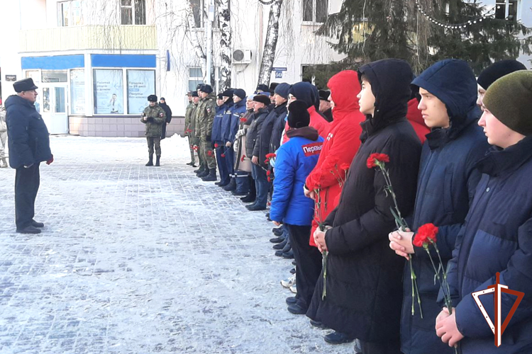 В День неизвестного солдата Росгвардия и подшефные школьники присоединились к памятным мероприятиям в Зауралье