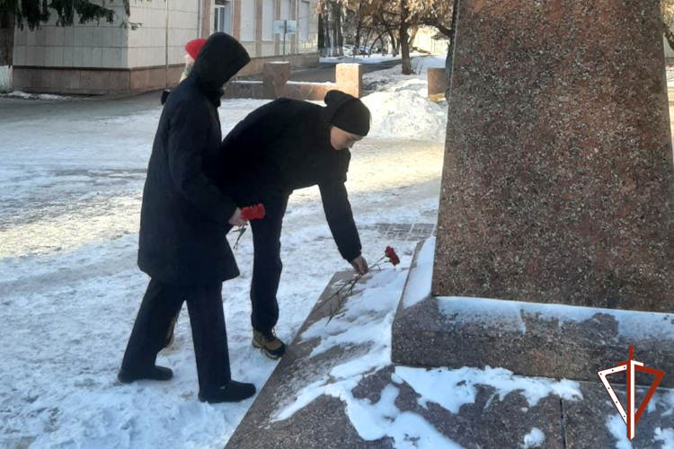 В День неизвестного солдата Росгвардия и подшефные школьники присоединились к памятным мероприятиям в Зауралье