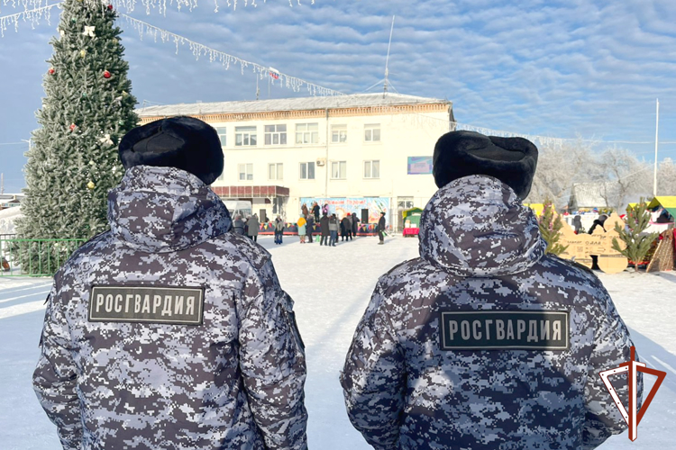 Сотрудники Росгвардии обеспечили безопасность пребывания «Поезда Деда Мороза» в Зауралье