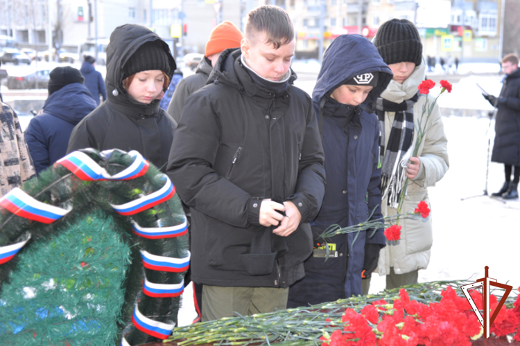 Росгвардейцы и подшефные кадеты почтили память павших на Северном Кавказе зауральцев
