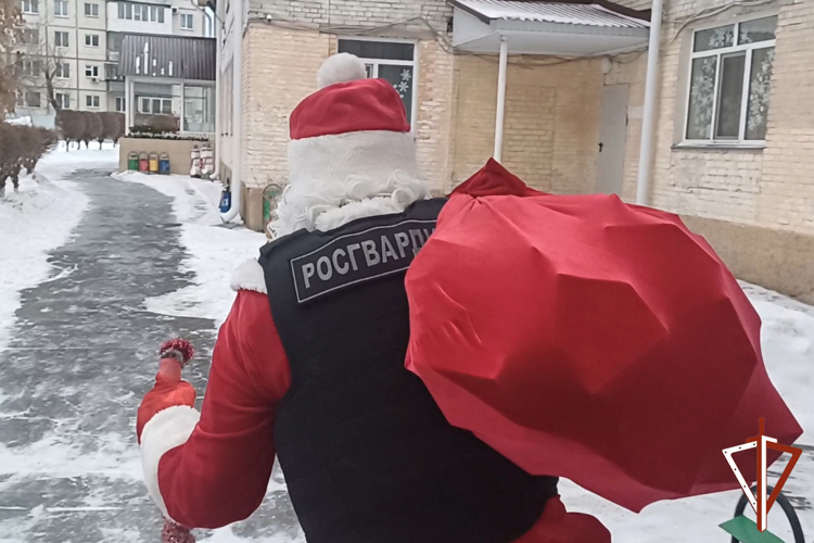 Дед Мороз специального назначения поздравил воспитанников социального центра в Кургане (видео)