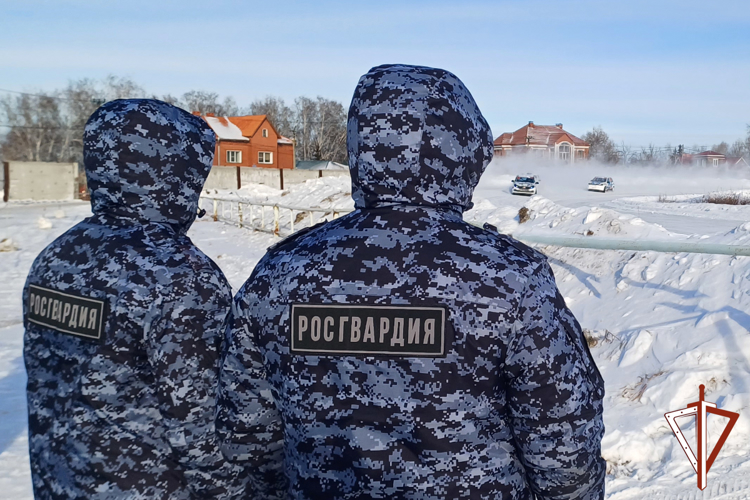 Сотрудники Росгвардии обеспечили безопасность этапа Кубка России по трековым автогонкам в Зауралье 