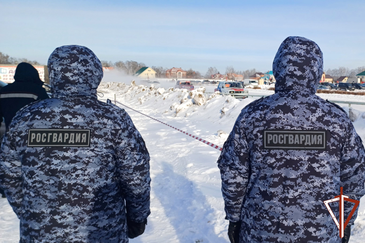 Сотрудники Росгвардии обеспечили безопасность этапа Кубка России по трековым автогонкам в Зауралье 