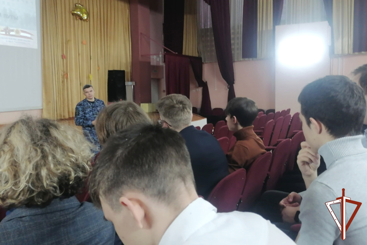 Офицеры Росгвардии продолжают профориентационные встречи с курганскими школьниками