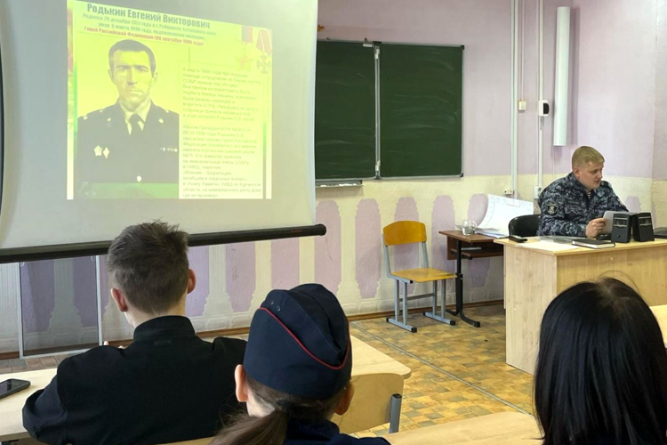 Росгвардейцы продолжают патриотические встречи с зауральской молодежью ко Дню защитника Отечества 