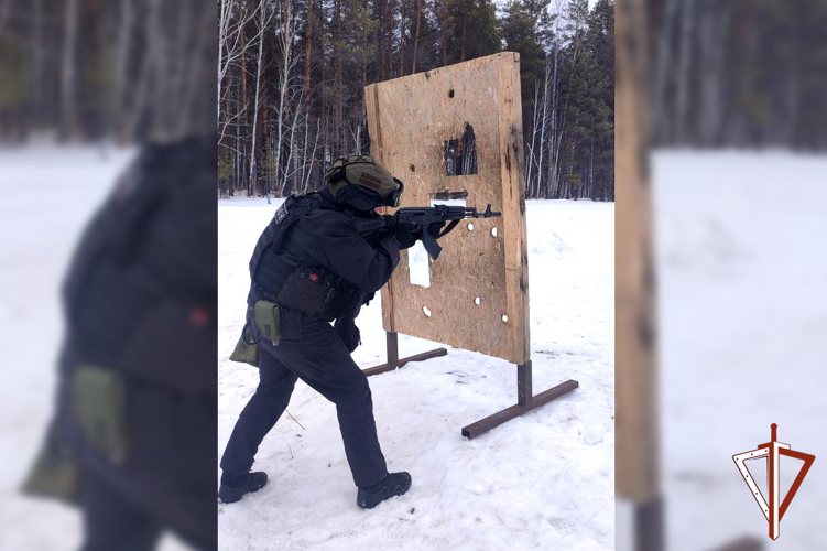 Сотрудники ОМОН и СОБР Росгвардии провели боевые стрельбы на полигоне в Зауралье