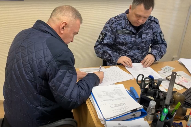 Зауральцы продолжают передавать свое оружие для нужд бойцов, выполняющих задачи СВО (видео)