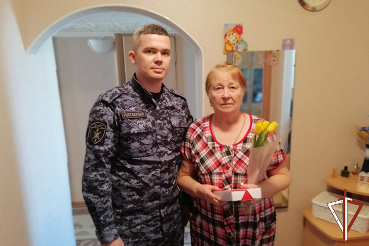 В Зауралье представители Росгвардии поздравили матерей погибших воинов правопорядка с 8 Марта