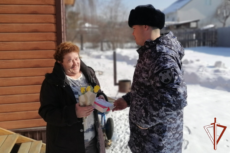 В Зауралье представители Росгвардии поздравили матерей погибших воинов правопорядка с 8 Марта