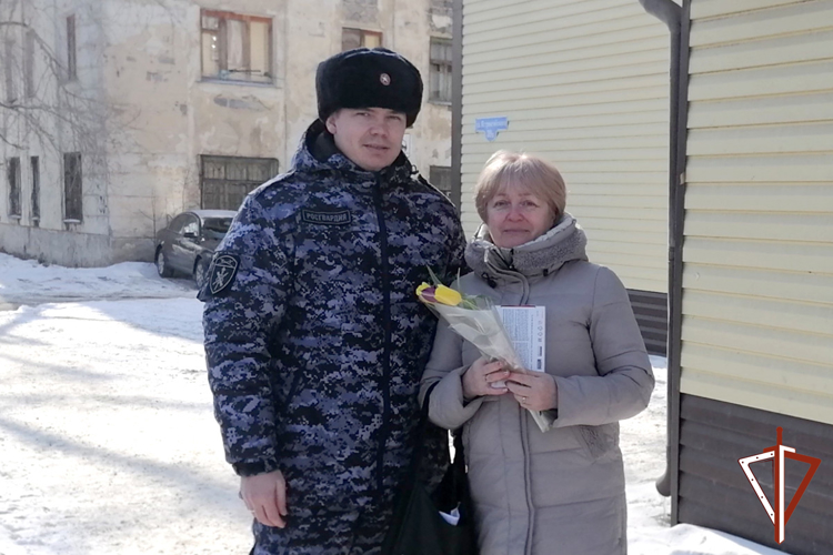 В Зауралье представители Росгвардии поздравили матерей погибших воинов правопорядка с 8 Марта