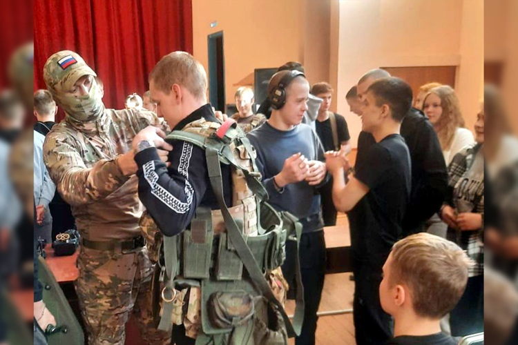 Сотрудники спецподразделений Росгвардии рассказали о своей службе  курганской молодежи