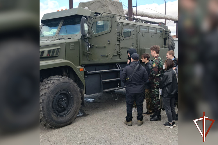 Сотрудники СОБР Росгвардии встретились с курганскими школьниками