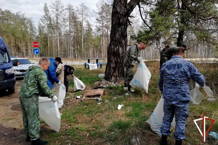 В Курганской области росгвардейцы присоединились к экологическому субботнику 
