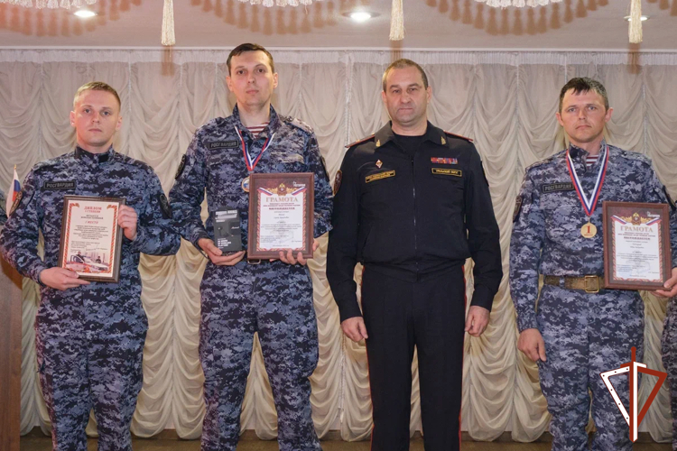Сотрудники Росгвардии из Кургана победили на окружном этапе конкурса среди групп задержания