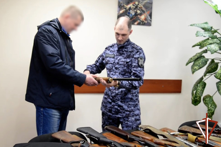 Росгвардия передала бойцам СВО очередную партию сданного зауральцами оружия  (видео)