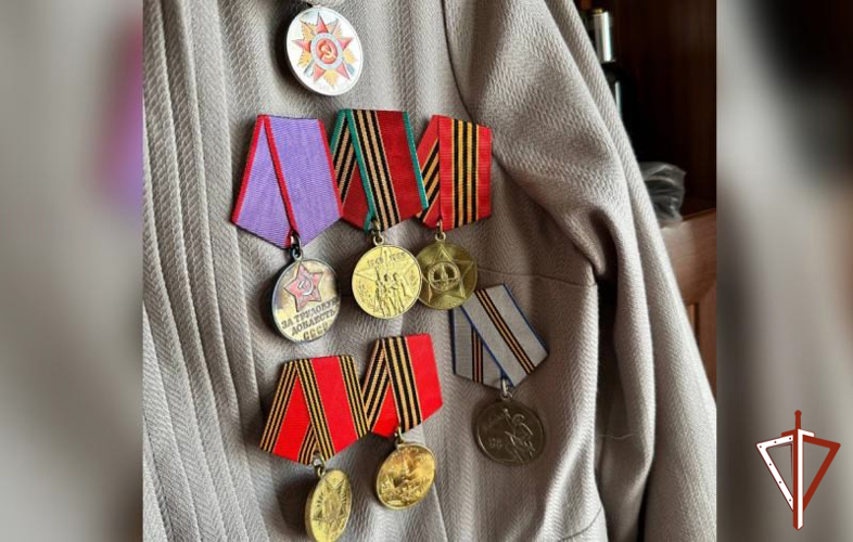 Военнослужащие Росгвардии вручили награду ветерану Великой Отечественной войны в Зауралье