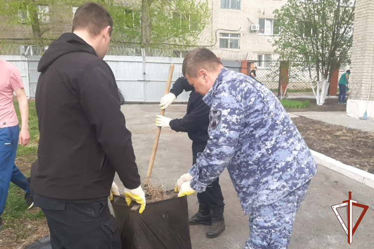 В Курганской области росгвардейцы присоединились к экологическому субботнику 