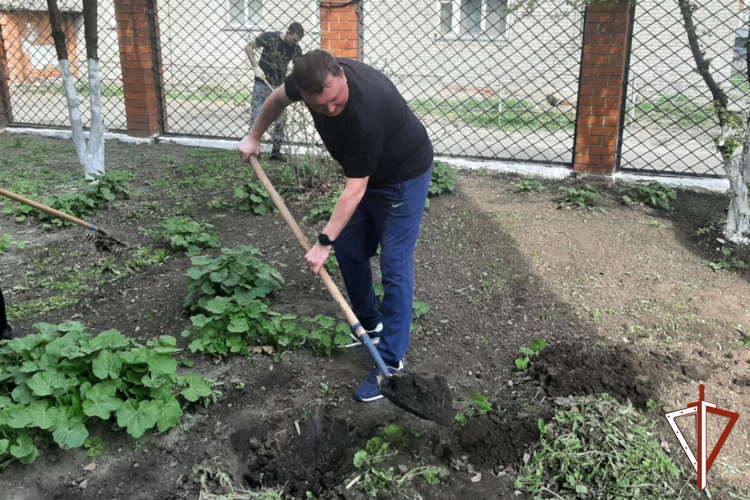 В Курганской области росгвардейцы присоединились к экологическому субботнику 