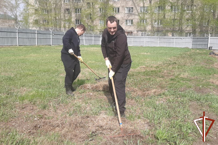 В Курганской области росгвардейцы присоединились к экологическому субботнику 