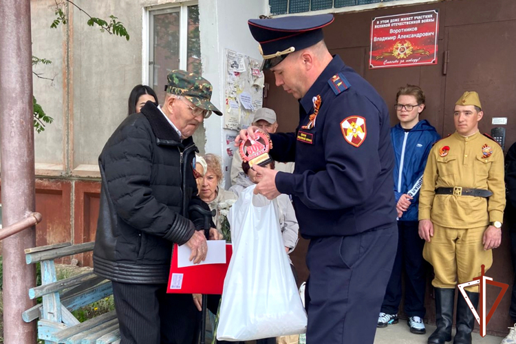 Ветеранов Великой Отечественной войны поздравили с Днем Победы росгвардейцы в Зауралье