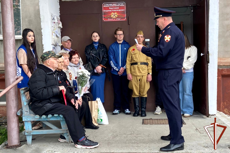 Ветеранов Великой Отечественной войны поздравили с Днем Победы росгвардейцы в Зауралье