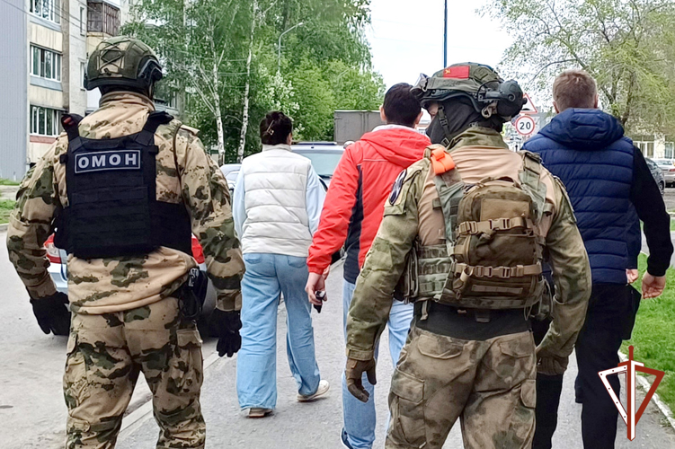 При силовой поддержке ОМОН Росгвардии проведены обыски у подозреваемых в мошенничестве зауральцев (видео)