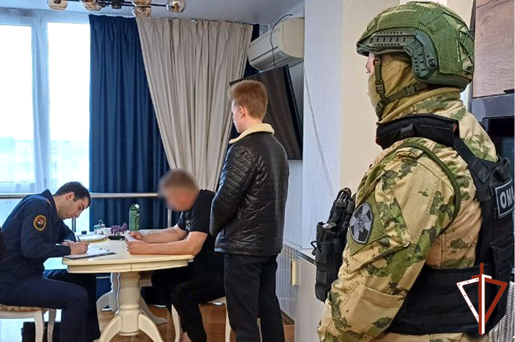 При силовой поддержке ОМОН Росгвардии проведены обыски у подозреваемых в мошенничестве зауральцев (видео)