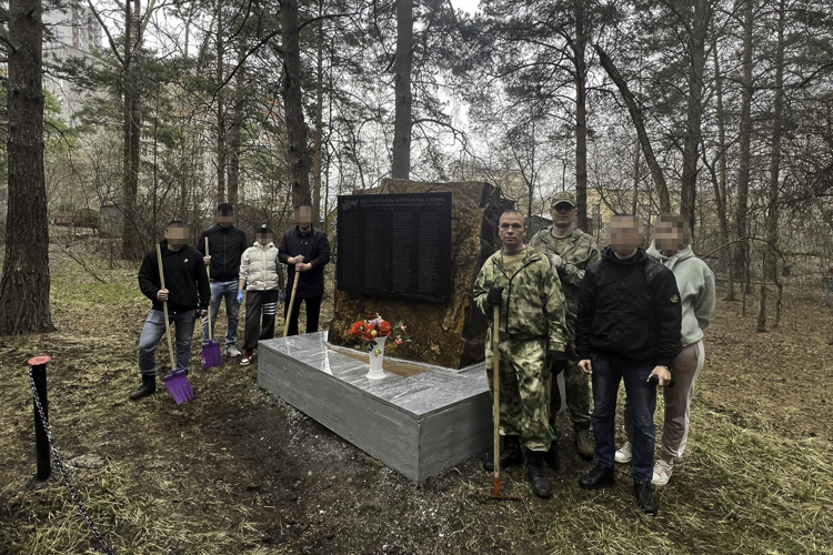 Сотрудники отдела ФСБ России по Уральскому округу и военнослужащие Росгвардии облагородили мемориал бойцам, павшим в годы Великой Отечественной войны