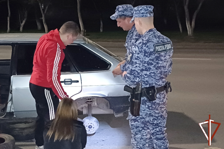 Росгвардейцы помогли курганцу устранить неисправность автомобиля