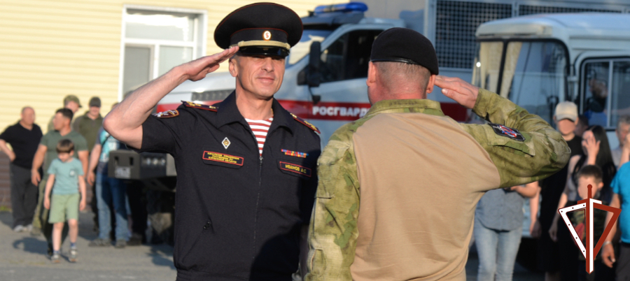 К Дню России росгвардейцам в Кургане вручили ведомственные награды