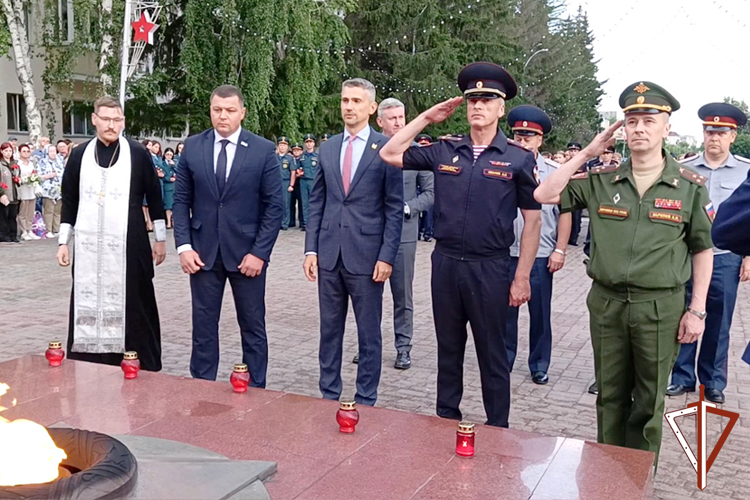 Представители Росгвардии в Зауралье поддержали Всероссийскую патриотическую акцию «Свеча памяти» (видео)