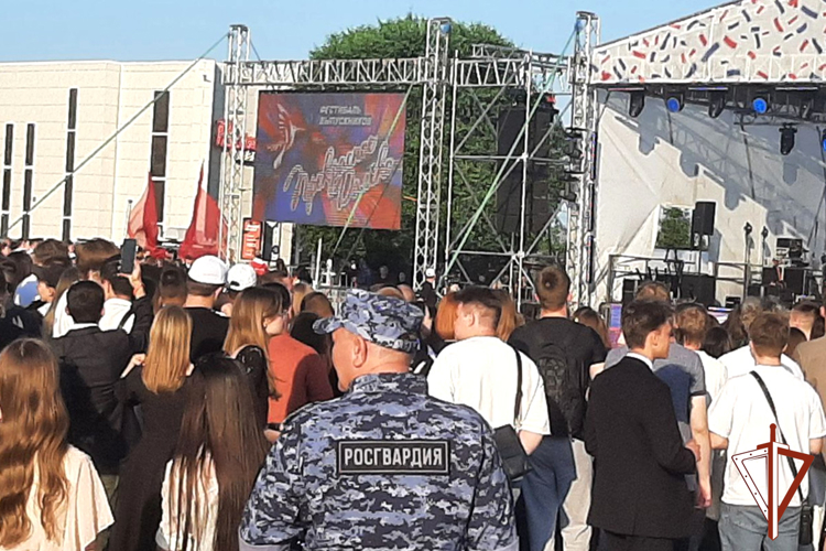 Сотрудники Росгвардии обеспечили правопорядок на областном фестивале выпускников в Кургане