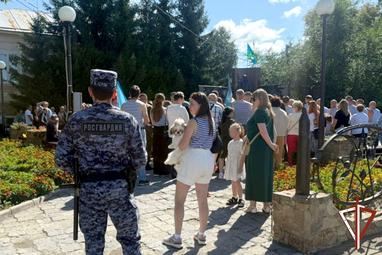 В Зауралье сотрудники Росгвардии обеспечили правопорядок в День ВДВ