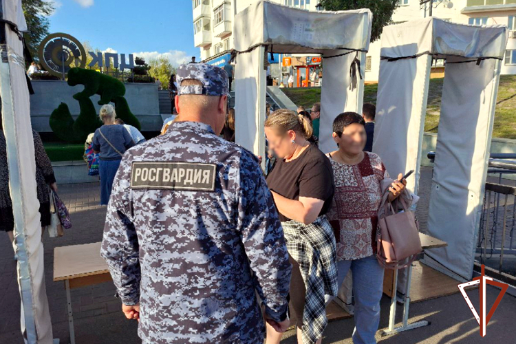 Росгвардейцы обеспечили правопорядок на праздничных мероприятиях и гастрофестивале в Курганской области