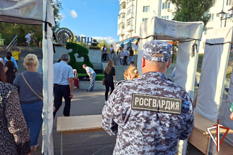 Росгвардейцы обеспечили правопорядок на праздничных мероприятиях и гастрофестивале в Курганской области