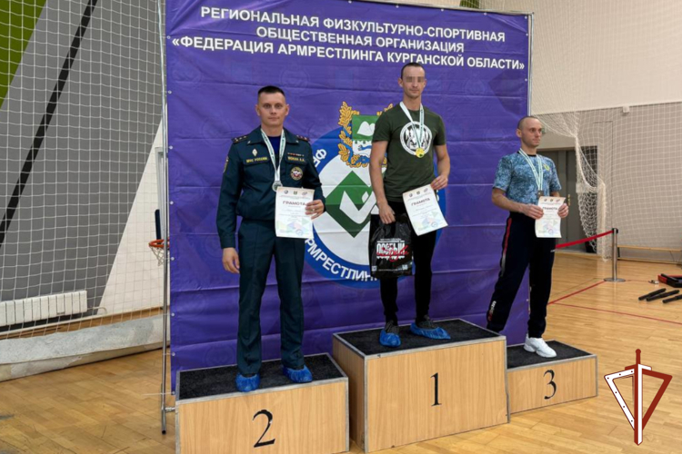 Сотрудники ОМОН Росгвардии одержали победу в областных соревнованиях по армрестлингу