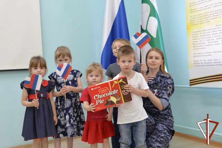 Патриотические мероприятия для подрастающего поколения провели росгвардейцы в Зауралье