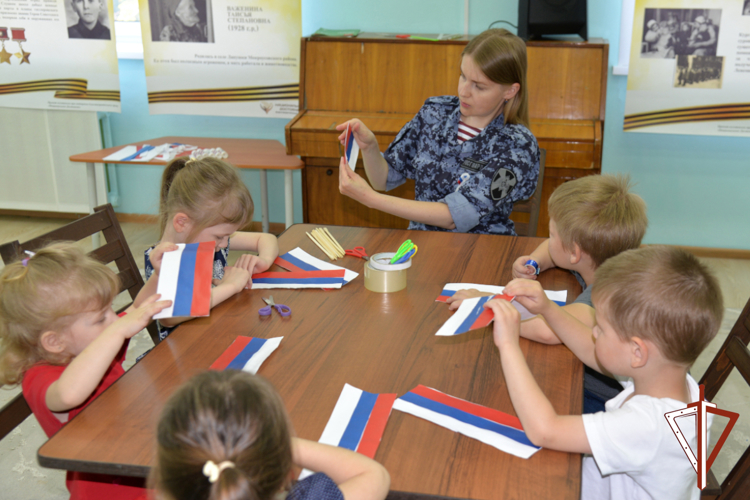 Патриотические мероприятия для подрастающего поколения провели росгвардейцы в Зауралье