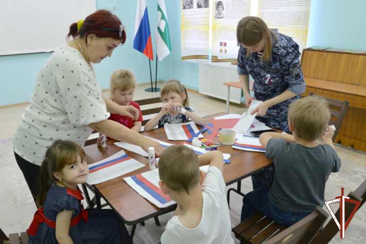 Патриотические мероприятия для подрастающего поколения провели росгвардейцы в Зауралье