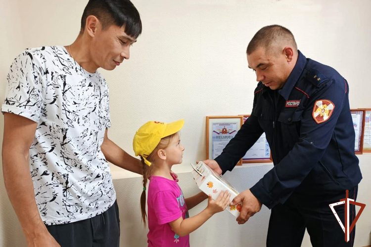 К Дню знаний многодетным семьям росгвардейцев в Курганской области вручили школьные наборы 