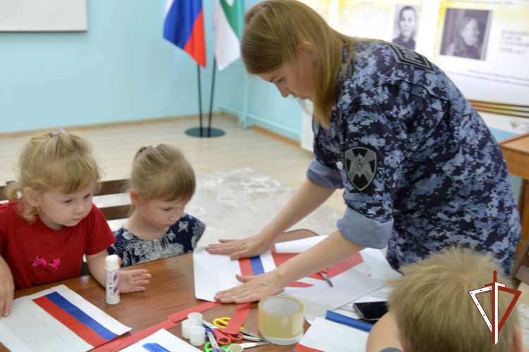 Патриотические мероприятия для подрастающего поколения провели росгвардейцы в Зауралье