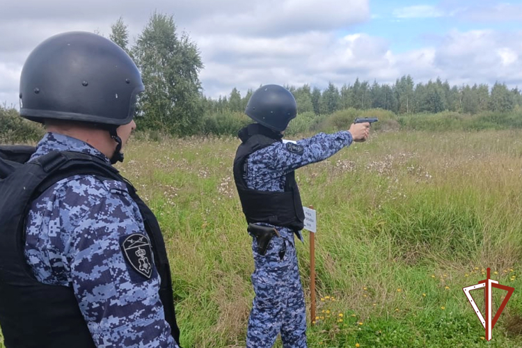 Сотрудники вневедомственной охраны Росгвардии в Зауралье провели боевые стрельбы