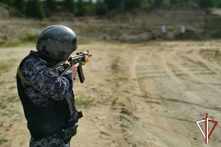 Сотрудники вневедомственной охраны Росгвардии в Зауралье провели боевые стрельбы
