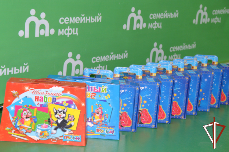 Росгвардейцы помогли курганским семьям подготовить детей к школе