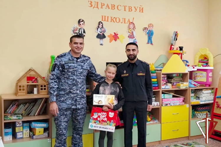 Росгвардейцы помогли курганским семьям подготовить детей к школе