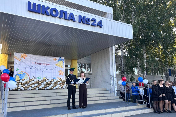 Представители курганского управления Росгвардии поздравили учащихся и педагогов с Днем знаний