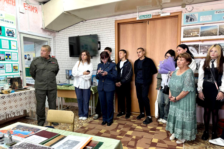 Представители курганского управления Росгвардии поздравили учащихся и педагогов с Днем знаний