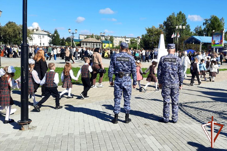 В День знаний росгвардейцы обеспечили правопорядок на праздничных мероприятиях в Курганской области